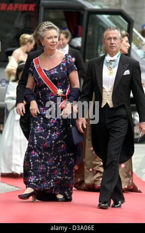 (Afp) - La princesse Christina de Suède, sœur du Roi Carl Gustaf, arrive pour la cérémonie de mariage dans la Cathédrale de Nidaros, 'Nidarosdomen', à Trondheim, Norvège, 24 mai 2002. La princesse Louise Maertha de Norvège épouse son fiancé, Ari Behn, auteur controversé avec 1800 invités présents. Banque D'Images