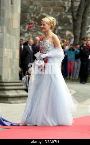 (Afp) - La Princesse Mette Marit de Norvège quitte la cathédrale de Nidaros 'Nidarosdomen" après la cérémonie de mariage dans la région de Trondheim, Norvège, 24 mai 2002. Sa belle-soeur, 30 ans, la princesse Louise Maertha de Norvège, épouse son fiancé, Ari Behn, auteur controversé avec 1800 invités présents. Banque D'Images