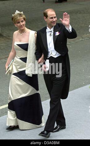 (Afp) - Sophie et de l'île de Wessex arrivent pour la cérémonie de mariage dans la Cathédrale de Nidaros, 'Nidarosdomen', à Trondheim, Norvège, 24 mai 2002. La princesse Louise Maertha de Norvège épouse son fiancé, Ari Behn, auteur controversé avec 1800 invités présents. Banque D'Images