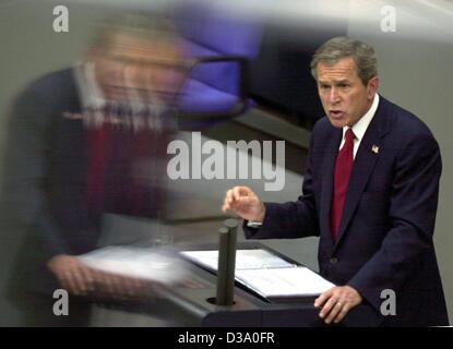 (Afp) - Le président américain George W. Bush livre son discours en parlement allemand, le Bundestag, à Berlin, 23 mai 2002. Il a appelé à une apparence européenne conjointe contre les "ennemis de la liberté". Bush est venu sur une visite d'une semaine en Europe, l'Allemagne étant son premier arrêt. Banque D'Images