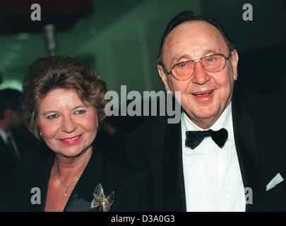 (Afp) - L'ancien ministre des Affaires étrangères allemand Hans-Dietrich Genscher et sa femme Barbara lors d'un gala tenu à Munich, le 12 mars 1998. L'homme politique du parti libéral-démocrate (FDP) a célébré son 75e anniversaire le 21 mars 2002. Banque D'Images