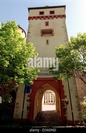 (Afp) - l'entrée du restaurant du chef autrichien Johann Lafer Stromburg, située à l'intérieur de château en Stromberg, Allemagne (photo prise le 14 mai 2002). Le cuisinier gastronomique est l'un des plus célèbres chefs de cuisine en Europe, décoré de plusieurs distinctions dont le Gault Millaut recommandation Banque D'Images