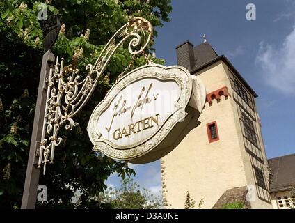 (Afp) - le signe 'Johann Lafer's Garten' accueille les visiteurs devant l'Stromburg Château en Stromberg, Allemagne, au restaurant du chef autrichien Johann Lafer (photo prise le 14 mai 2002). Le cuisinier gastronomique est l'un des plus célèbres chefs de cuisine en Europe, décoré de plusieurs prix, un Banque D'Images