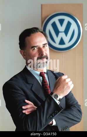 (Afp) - Bernd Pischetsrieder, le nouveau président du conseil de gestion du groupe automobile allemand Volkswagen, pose devant le logo de VW (sans date). Pischetsrieder a repris le poste en avril 2002. En tant que membre du conseil de VW, Pischetsrieder était responsable de l'assurance qualité du groupe. Jusqu' Banque D'Images