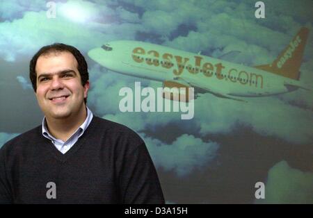 (Afp) - Stelios Haji-Ioannou, fondateur de la compagnie aérienne britannique EasyJet', 'photographié à l'aéroport de Munich, 8 mai 2002. Easyjet s'apprête à acheter le deuxième plus grande compagnie aérienne allemande 'BA' de la société holding, British Airways. Banque D'Images