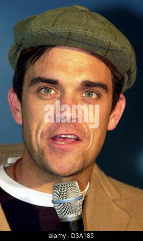 (Afp) - le chanteur britannique Robbie Williams, représenté à Hambourg, le 18 avril 2002. Le 28-year-old pop star était en ville pour présenter la nouvelle voiture Smart Crossblade'. Banque D'Images