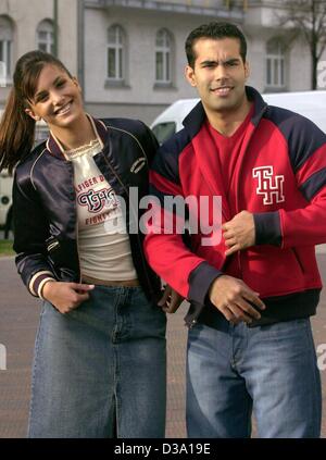 (Afp) - Sonja Kinski, fille de l'actrice Nastassja Kinski, et George P. Bush, neveu du président américain George W. Bush, d'avoir du plaisir la présentation de pièces de la mode 2002-2003 de nous designer Tommy Hilfiger à Munich, le 11 avril 2002. Banque D'Images