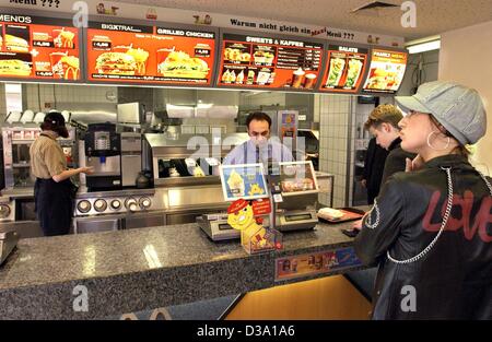 (Afp) - Les clients du fast-food nous supplier McDonald's fait la queue au guichet d'un des restaurant de la chaîne à Cologne, 21 avril 2002. Banque D'Images