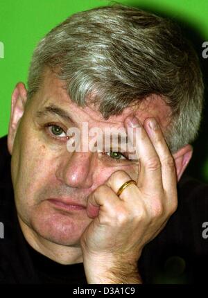 (Afp) - Le ministre allemand des affaires étrangères Joschka Fischer repose sa tête sur sa main pendant la convention du Parti Vert à Wiesbaden, le 4 mai 2002. Les 750 délégués ont décidé sur le programme du parti pour les élections du 22 septembre 2002. Banque D'Images