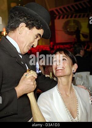 (Afp) - Geraldine Chaplin, fille de l'acteur et comédien Charlie Chaplin, est accueilli par un double de Charlie Chaplin à l'Opéra de Francfort, 23 février 2002. Banque D'Images