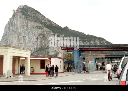 (Afp) - Le passage de la frontière entre l'Espagne et Gibraltar, 18 mars 2002. Le rocher de Gibraltar a été une colonie britannique pendant 300 ans, et les habitants ont réussi jusqu'à présent refusé de devenir l'espagnol. Car cela signifierait qu'ils ont dû renoncer à leur privilège d'achats hors taxes. Banque D'Images