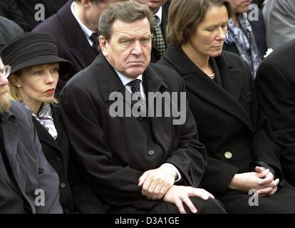 (Afp) - Le Chancelier allemand Gerhard Schroeder, son épouse Doris Schroeder-Koepf (L) et Christina Rau, épouse du Président allemand Johannes Rau, assister au service commémoratif pour les victimes d'une tragédie amok à Erfurt, le 3 mai 2002. Il y a une semaine un 19-year-old amok maniac tué 16 personnes dans son ancienne école Banque D'Images