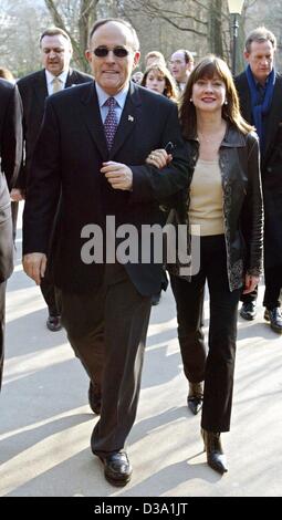 Rudolph Giuliani, l'ancien maire de New York, et sa petite amie Judith Nathan, prenez une marche à Baden-Baden, Allemagne, 16 février 2002. Giuliani a ensuite reçu le Prix des médias allemands pour réalisations exceptionnelles dans l'histoire récente. Banque D'Images