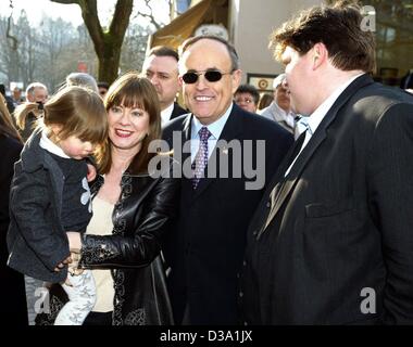 Rudolph Giuliani (C), l'ancien maire de New York, sourit comme sa petite amie Judith Nathan a pris un enfant sur le bras lorsque accueillis par citicens de Baden-Baden, en Allemagne, au cours d'une promenade à travers la ville , 16 février 2002. Giuliani a ensuite reçu le Prix des médias allemands à Baden-Baden pour out Banque D'Images
