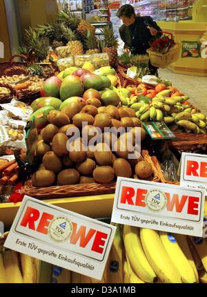 (Afp) - Le comptoir de fruits et légumes dans un supermarché REWE à Bergisch-Gladbach, 1 février 2002. Nouveaux panneaux sont en soulignant que la qualité est régulièrement contrôlée. REWE est l'un de l'Allemagne, les principaux chaînes de marché. Banque D'Images