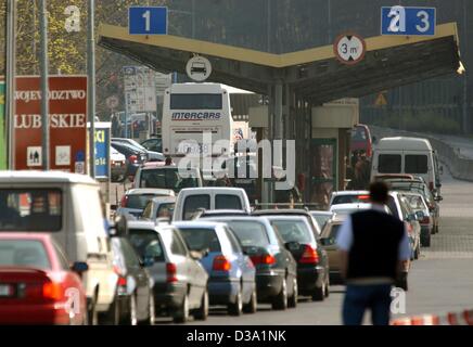 (Afp) - Les voitures sont la queue en direction de la Pologne au passage de la frontière, près de Francfort / Oder, Allemagne, 3.2.2002. Banque D'Images