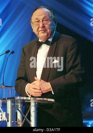 (Afp) - L'ancien ministre des Affaires étrangères allemand Hans-Dietrich Genscher au salon de 'Radio Regenbogen Award' à Mannheim, le 30 mars 2001. L'homme politique du parti libéral-démocrate (FDP) a célébré son 75e anniversaire le 21 mars 2002. Banque D'Images