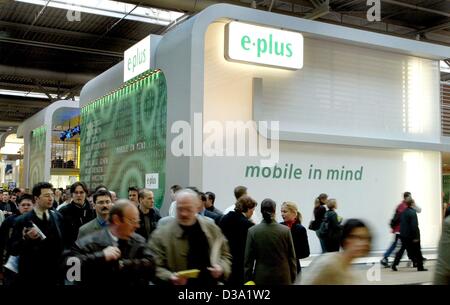 (Afp) - Le stand de l'entreprise de téléphonie mobile E-Plus au plus grand salon informatique CeBIT à Hanovre, Allemagne, le 15 mars 2002. Banque D'Images