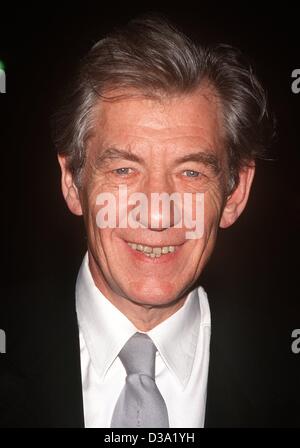 (Afp) - L'acteur britannique Sir Ian McKellen, illustré à la 54e Directors Guild Awards (DGA) Cérémonie à Los Angeles, 9 mars 2002. Banque D'Images