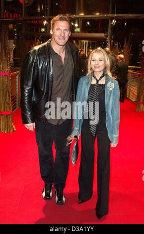 (Afp) - L'acteur hollywoodien et bodybuilder allemand Ralph Moeller et son épouse Annette arrivent à la première du film 'Gosford Park' au Festival International du Film à Berlin, 10 février 2002. Banque D'Images