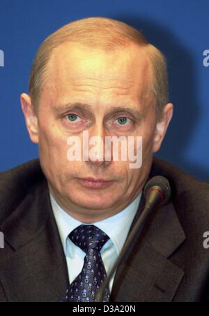 (Afp) - Le président russe Vladimir Poutine, lors d'une conférence de presse à Weimar, le 10 avril 2002. Poutine a pris part à la 'Petersburg Dialogue" qui a mis l'accent sur l'amélioration de la des liens sociaux et culturels entre l'Allemagne et la Russie. Banque D'Images