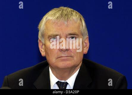 (Afp) - L'allemand Otto Schily, ministre de l'Intérieur (SPD), à Berlin le 16 avril 2002. Banque D'Images