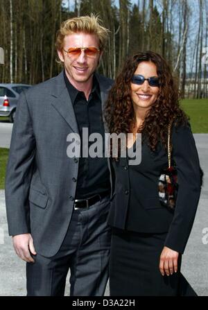 (Afp) - L'ancien champion de tennis allemand Boris Becker et sa nouvelle copine Patrice Farameh, arrivant à assister à la comédie musicale 'Gala' dans Ludwig II près de Neuschwanstein Füssen, en Bavière, 7.avril 2002. Banque D'Images