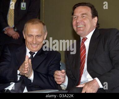 (Afp) - le président russe Vladimir Poutine (g) et le chancelier allemand Gerhard Schroeder amusé avant leurs entretiens politiques à Weimar, 9.4.2002. Thème de la boîte de dialogue 'Petersburg' a été l'amélioration de la des liens sociaux et culturels entre les deux pays. Banque D'Images