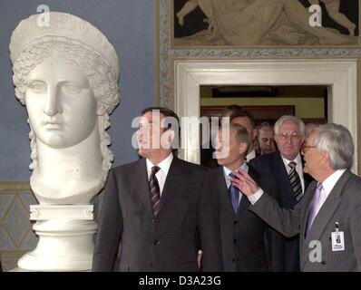 (Afp) - L-R : Le chancelier allemand Gerhard Schroeder et le président russe Vladimir Poutine sur le buste de la déesse romaine Junon lors de leur visite à la maison de Goethe dans le cadre de la journée deux 'Petersburg Dialogue" à Weimar, 10.4.2002, accompagnée par Bernhard Vogel, Premier Ministre de la Thuringe, et L Banque D'Images