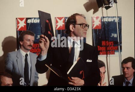 (Dpa) - Gerd Heidemann, reporter du magazine allemand 'Stern', présente les journaux d'Hitler lors d'une conférence de presse à Hambourg, le 25 avril 1983. Ce jour, 'Stern' a commencé à publier le journal et a confirmé l'authenticité de la 63 brochures avec le soutien de l'opinion d'experts. La fraude Banque D'Images