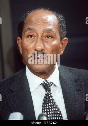 (Afp) - Le président égyptien Anouar El Sadate, photographié lors d'une conférence de presse à Bonn, 1 avril 1977. Banque D'Images