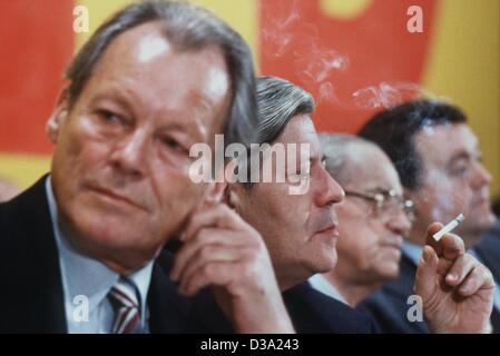 (Afp) - (L-R) Willy Brandt, Helmut Schmidt, Herbert Wehner, et Holger Boerner, photographié à un congrès du parti SPD à Berlin, décembre 1979. La devise était "sécurité pour les 80s'. Banque D'Images