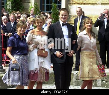 (Afp) - La Princesse Gloria de Thurn et Taxis (L) et ses enfants (L-R) Elisabeth, Albert et Maria Theresia arriver pour l'ouverture du 91e Festival de Bayreuth dans l'Opéra de Richard Wagner à Bayreuth, Allemagne, 25 juillet 2002. Une nouvelle production de l'opéra de Wagner "Tannhaeuser" ouvert le f Banque D'Images