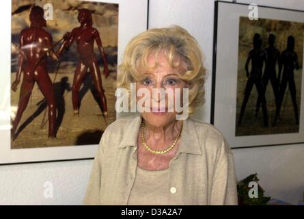 (Afp) - Leni Riefenstahl, cinéaste et photographe allemand, s'élève face à ses images de la nuba dans son domicile de Poecking, Allemagne, 19 juillet 2002. Riefenstahl célébrera son 100e anniversaire le 22 août 2002. Elle était le personnage principal dans son célèbre film 'Le feu bleu" (Das bla Banque D'Images
