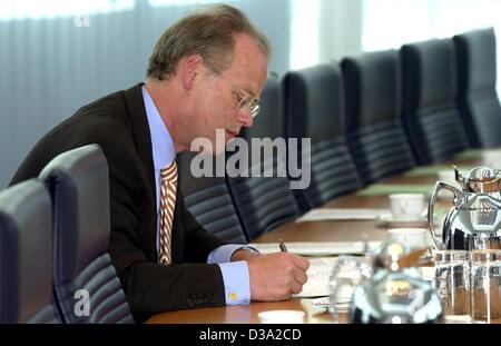 (Afp) - Le ministre allemand de la Défense Rudolf Scharping, du Parti Social-démocrate (SPD) prépare ses documents dans Berlin, 30 avril 2002. Scharping a été rejeté par le chancelier Gerhard Schroeder 18 juillet 2002 suite à l'annonce qu'il a lorsqu'il est à l'Office a accepté 71 600 euros de frais sur un Germa Banque D'Images