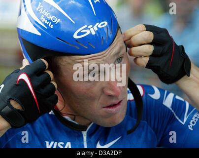 (Dpa) - US-américain cycliste Lance Armstrong de l'US Postal Service équipe est fixant son casque avant la 9e étape du tour de Lanester à Lorient (52 km), 15 juillet 2002. Armstrong est arrivé en deuxième position, donc sa réalisation pour le maillot jaune a échoué. Le gagnant des trois dernières années est aussi la faveur Banque D'Images