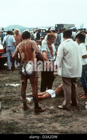 (Afp) - Un groupe de personnes blessées et horrifiés, dont les vêtements étaient brûlé leur peau, attendre des soins médicaux après le terrible accident d'avion pendant le salon de l'aviation à la base aérienne américaine de Ramstein, en Allemagne de l'Ouest, 28 août 1988. Un jet de la voltige italienne 'escadron Frecce Tricolori" Banque D'Images