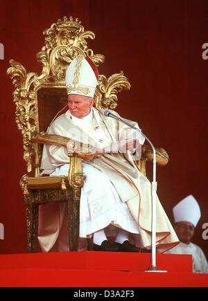 (Afp) - Le Pape Jean Paul II, à la tête de l'église catholique, que l'on voit en Italie en 1994. Banque D'Images