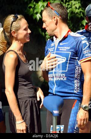 (Dpa) - US Lance Armstrong de l'équipe US Postal s'entretient avec sa femme Kristin avant la session de formation avant de la 15e étape du Tour de France à St Paul Trois Châteaux, 22-Juillet 2002. Banque D'Images