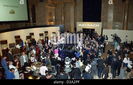 (Afp) - La présentation de la nouvelle limousine Maybach dans Wall Street, New York City, a attiré de nombreuses personnes, 2 juillet 2002. La berline de luxe haut de gamme avait voyagé à travers l'Atlantique à bord du paquebot Queen Elizabeth '2', rappelant l'âge d'or de l'original Maybachs dans les années 1920 et 1930 lorsque Banque D'Images