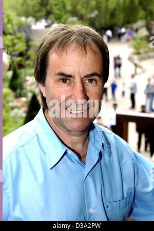 (Afp) - le chanteur pop irlandais Chris de Burgh présente son nouvel album 'Le moment est tout' lors d'un concert à Phantasialand à Cologne, 19 juillet 2002. Banque D'Images