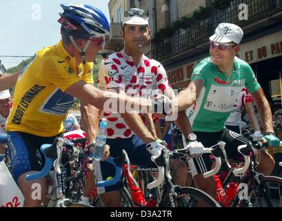 (Dpa) - US Lance Armstrong (L) de l'équipe US Postal, serre la main avec l'Allemand Erik Zabel (R) de l'équipe Telekom tandis que le Français Laurent Jalabert de l'équipe de Tiscali sur avant la 13e étape du Tour de France à Lavelanet, 20 juillet 2002. Banque D'Images