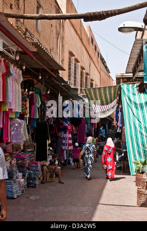 Vêtements pour la vente au souk, Marrakech, Maroc Banque D'Images