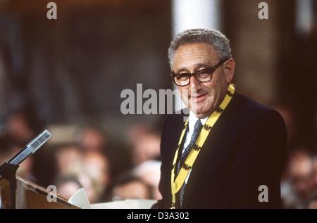 (Dpa) - Henry Kissinger parle au cours de la cérémonie de remise du Prix Charlemagne à Aix-la-Chapelle, en Allemagne de l'Ouest, 28 mai 1987. Kissinger, né comme Heinz Alfred Kissinger le 27 mai 1923 à Fürth, Allemagne, est venu aux États-Unis en 1938 avec sa famille. Il a servi dans l'armée et a étudié à Harvard U Banque D'Images