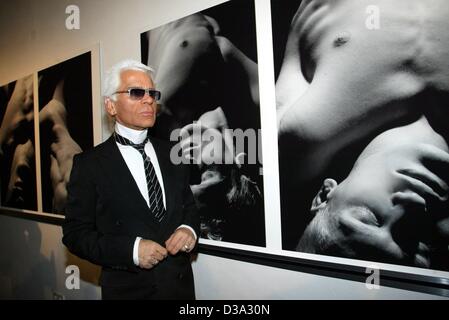 (Afp) - Karl Lagerfeld, créateur de mode et photographe, sur la photo en face de l'une de ses photos à l'ouverture de son exposition 'Bodywave/Waterdance' à Munich, 17 juillet 2002. Banque D'Images