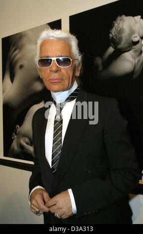 (Afp) - Karl Lagerfeld, créateur de mode et photographe, sur la photo en face de l'une de ses photos à l'ouverture de son exposition 'Bodywave/Waterdance' à Munich, 17 juillet 2002. Banque D'Images