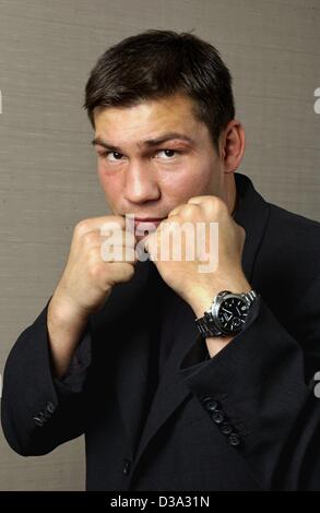 (Afp) - Dariusz Michalczewski, 'Tiger', l'allemand champion du monde des mi-lourds du monde formée de Boxe (WBO) pose à Cologne, le 3 juillet 2002. Il collabore à la télévision "Le Klitschko-Clan-soap', qui montre la vie réelle de la 'Tiger' et d'autres champions dans la chaîne de télévision allemande Banque D'Images