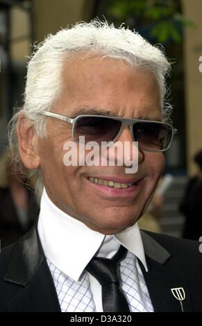 (Afp) - Le créateur de mode Karl Lagerfeld, représenté à Munich, 17 juillet 2002. Banque D'Images