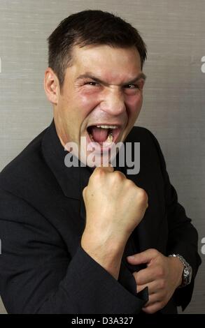 (Afp) - Dariusz Michalczewski, 'Tiger', l'allemand champion du monde des mi-lourds du monde formée de Boxe (WBO) pose à Cologne, le 3 juillet 2002. Il collabore à la télévision "Le Klitschko-Clan-soap', qui montre la vie réelle de la 'Tiger' et d'autres champions dans la chaîne de télévision allemande Banque D'Images