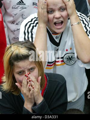 (Afp) - deux femmes, partisans de l'équipe de football allemande pleurer en regardant le Brésil le premier objectif de notation sur un écran à Berlin, Allemagne, 30 juin 2002. Le Brésil a battu l'Allemagne 2:0 dans la finale de la Coupe du Monde de la FIFA à Yokohama, Japon, devenant un enregistrement cinq fois champion du monde. Banque D'Images